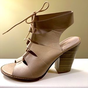 Natures Breeze beige lace up pump - man made material. Size 10.